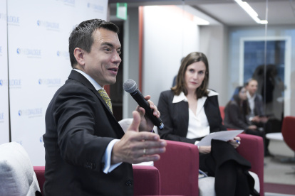 El presidente electo, Daniel Noboa, habla junto a la presidenta y directora ejecutiva de The Interamerican Dialogue, Rebecca Bill Chavez, durante una conferencia ofrecida en Washington.