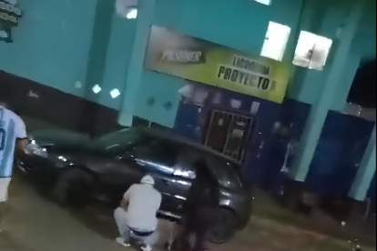 Según información policial, las víctimas se encontraban libando en la calle cuando fueron atacadas.