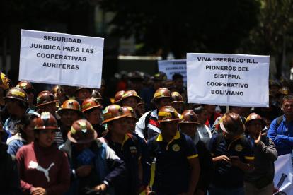 Mineros marchan contra restricciones a explotación de oro en áreas protegidas en Bolivia, este lunes 6 de noviembre de 2023, en La Paz (Bolivia).
