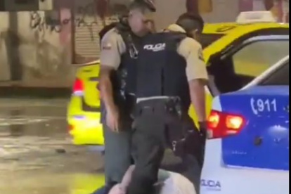 El exfutbolista Iván Kaviedes fue golpeado por la Policía.