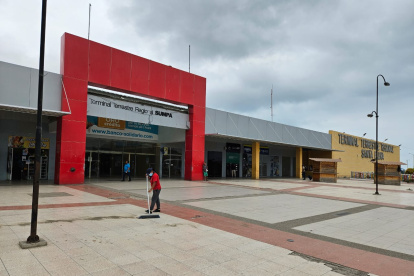 Pasajeros. Ayer, fueron varios los que postergaron sus viajes tras lo ocurrido. En el sitio hubo poca afluencia de personas. En la Península hay quienes evitan ya viajar en los buses, optan por otros servicios, en unidades más pequeñas, con más control, pero más costosas.