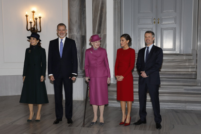 El príncipe heredero de Dinamarca, Federico, su esposa, Mary Donaldson y la reina Margarita de Dinamarca reciben a los reyes de España, Felipe y Letizia.