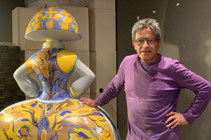 Artista Miguel Betancourt junto a su obra