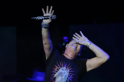 Foto de Archivo. Carlos Vives interpretando "Ella es mi fiesta"