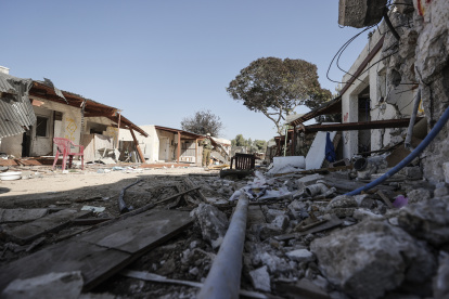 Un soldado camina por una calle del kibutz Kfar Aza, esta comunidad situada a tan solo tres kilómetros de la frontera con Gaza sufrió la perdida de mas de 100 de sus habitantes en el ataque terrorista de Hamas, del que hoy se cumple el primer mes.