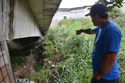 Efectos. La vivienda de Jorge Erazo está expuesta a la quebrada, lo que ocasiona inseguridad