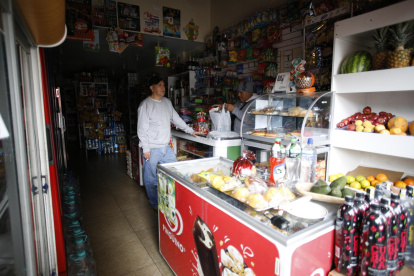 Un cliente compra en una tienda donde no hay energía en Quito (Ecuador), en una fotografía de archivo.