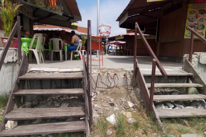 Esas son las escaleras que se han colocado al pie de la playa. Detrás de ellas se observa el muro roto.