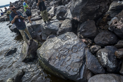 Un profesional en el lugar donde fueron hallados varios yacimientos arqueológicos