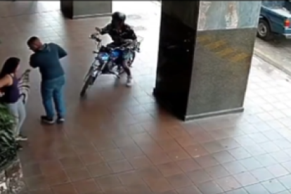 Acción. El robo frente al malecón quedó grabado por cámaras de seguridad.