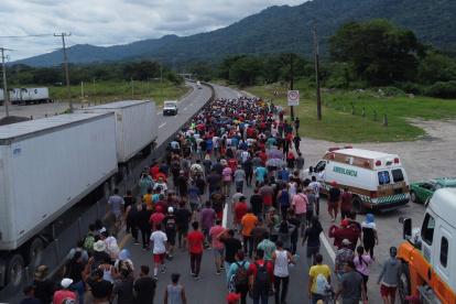 Fotografía tomada con un drone que muestra cientos de migrantes que avanzan en caravana este martes 7 de noviembre de 2023 en el municipio de Huixtla en el estado de Chiapas (México).