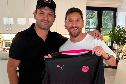 Lio Messi con la   camiseta del Team Krü de Agüero.