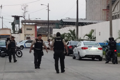 El cuerpo de la persona de sexo masculino tenía las manos amarradas.