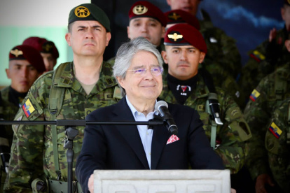 El presidente saliente duplicó el tiempo de protección e incluyó a su esposa y a la del vicepresidente, Alfredo Borrero.