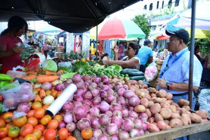 Mercado.- Los alimentos han bajado de precio, según el informe del INEC.
