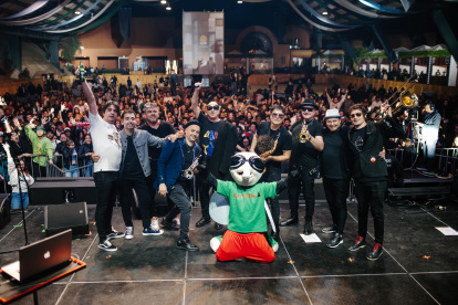 La agrupación argentina La Mosca Tse Tse deleitó al público con un espectacular show.