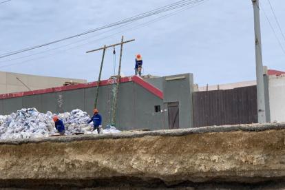 Vía.- La carretera Mar Bravo en Santa Elena está dañada.