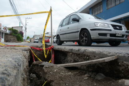 Situación. El socavón que se formó en la calle Rumiñahui impide transitar de forma segura.