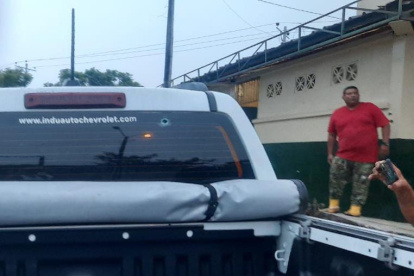 Las autoridades investigan a quién pertenece esta camioneta que fue baleada.