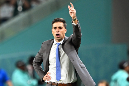 Al Wakrah (Qatar), 02/12/2022.- Uruguay"s head coach Diego Alonso reacts during the FIFA World Cup 2022 group H soccer match between Ghana and Uruguay at Al Janoub Stadium in Al Wakrah, Qatar, 02 December 2022. (Mundial de Fútbol, Catar) EFE/EPA/Noushad Thekkayil