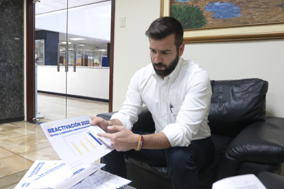 El ministro ha defendido su gestión afirmando que la cifras económicas han mejorado.