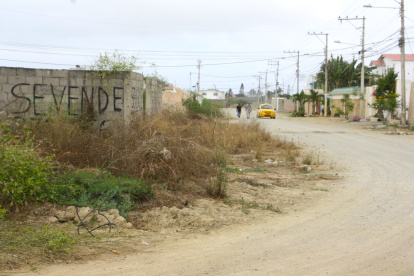 En el lugar existen muchos solares abandonados y llenos de maleza.
