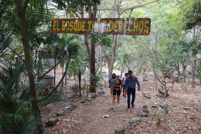 Comunidad. Diferentes moradores y ambientales esperan que se ejecuten acciones a favor de la preservación de esta área protegida. Ellos anhelan que el Municipio realice una socialización sobre futuros planes en el sector. 2. Dudas. Luis Burgos sostiene documentos concernientes a las actividades. A él le tomó por “sorpresa” la notificación de actividades.
===