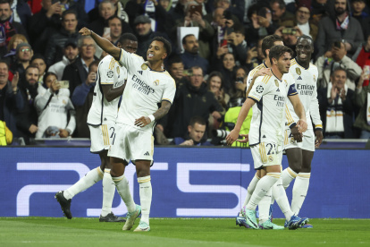 MADRID, 08/11/2023.- El delantero brasileño del Real Madrid Rodrygo celebra el tercer gol del equipo madridista durante el partido de la Liga de Campeones que Real Madrid y SC Braga disputan este miércoles en el estadio Santiago Bernabéu, en Madrid. EFE/Kiko Huesca