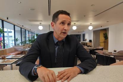 Es el oficial de Comunicación en la División de Información y Relaciones Exteriores de la Organización Mundial de Comercio (OMC).