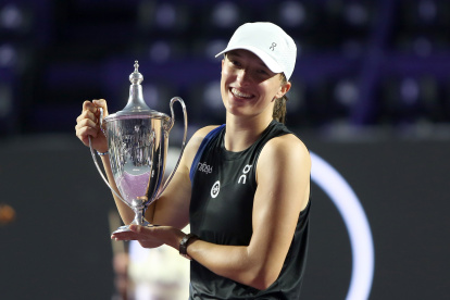 La tenista polaca Iga Natalia Swiatek celebra con el trofeo tras ganar la final del torneo femenino de tenis WTA Finals Cancún el domingo 5 de noviembre.