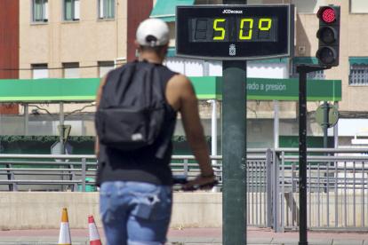 Un termómetro marca 50º en una ciudad el pasado verano, en un año que impone récord históricos en altas temperaturas.