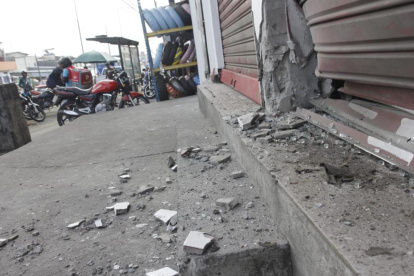 En un local de la avenida Casuarina quedó un orificio de unos 45 centímetros de diámetro a causa de un estallido