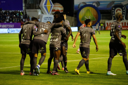 El festejo de Paolo Guerrero con sus compañeros en el Bellavista de Ambato, dos goles hizo el peruano.