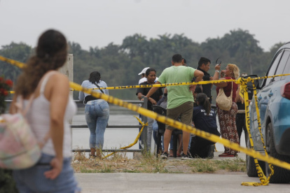 Familiares, policías y bomberos estaban en la orilla pendientes del traslado del menor a tierra firme.