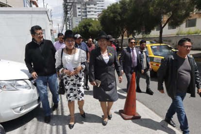 Cecilia Velasque, actual subcoordonadora del movimiento, llegan a la delegación del CNE en Pichincha.
