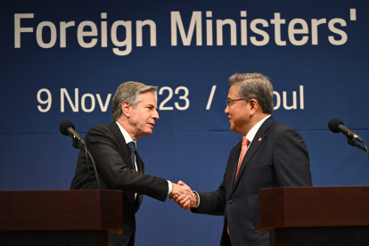 El secretario de Estado de Estados Unidos, Antony Blinken (izq), y el ministro de Asuntos Exteriores de Corea del Sur, Park Jin, se estrechan la mano después de una conferencia de prensa conjunta en Seúl.