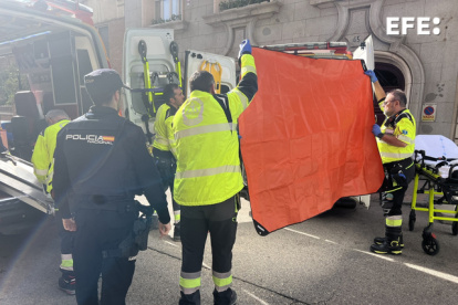 Socorristas atienden al político español Alejo Vidal-Quadras, tras resultar herido este jueves 9 de noviembre de 2023.