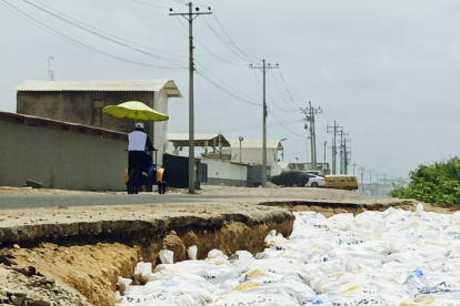 Solución. Los trabajadores de las camaroneras han colocado sacos de arena