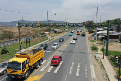 Escenario. Son al menos cuatro puntos donde se encuentran los semáforos en esta vía, donde hay negocios, fábricas, bodegas... 2. Anuncio. La ATM también ha indicado que prevé un estudio en la vía a Daule. 
===