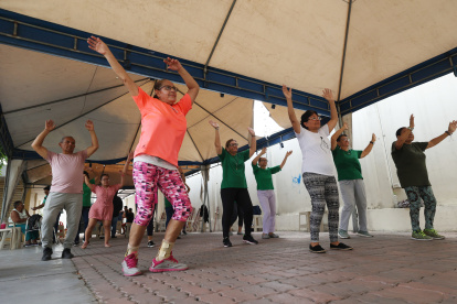 Un grupo de adultos mayores participa de un taller de baile en el centro del IESS ubicado en la ciudadela Huancavilca, en el sur de Guayaquil.