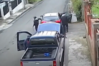 Cinco personas desmantelaron el vehículo.