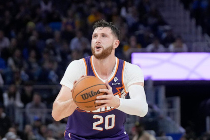 El basquetbolista bosnio, aunque no fue el mayor encestador, si dio el punto definitivo para el 116-115 de los Suns.