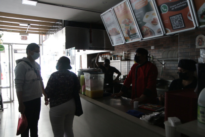 Corte.- Los negocios se ven afectados por la falta de energía eléctrica.