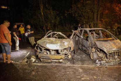 Coches destrozados por bombardeos en una localidad de la región de Donetsk.