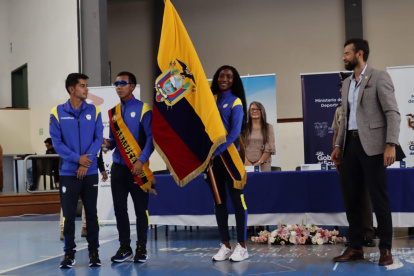 Kiara Rodríguez y Jimmy Caicedo recibiendo el portaestandarte como abanderados de Ecuador en los Juegos Parapanamericanos