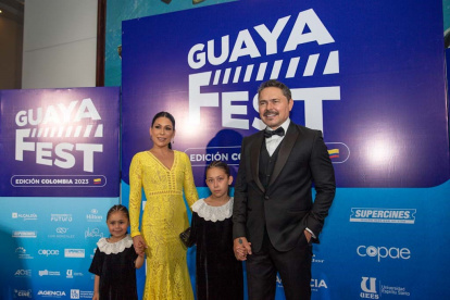 Lucho Velasco con su esposa e hijas.