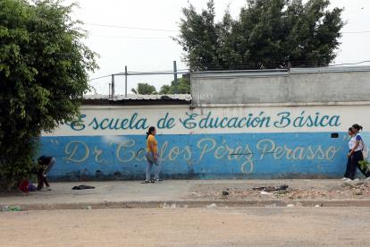 Fachada. La institución luce desatendida debido a la falta de uso de su infraestructura. Padres harán limpieza.