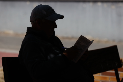 19/04/2023 12:23 (UTC)
Crédito:
EFE
Fuente:
EFE
Autor:
JUAN CARLOS HIDALGO
Temática:
Ciencia y tecnología » Ciencias (general)
Asuntos sociales » Asuntos sociales (general)
Asuntos sociales » Gente » Tercera edad
Fotografía de archivo de un hombre que lee un libro en un banco de un parque madrileño