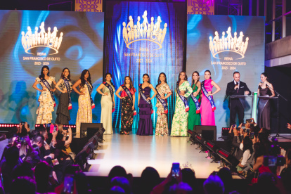 Las diez candidatas presentaron sus proyectos en la noche de presentación.