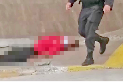 La foto que circula en redes muestra el cuerpo del afiliado en el exterior del Hospital de Babahoyo, del IESS.